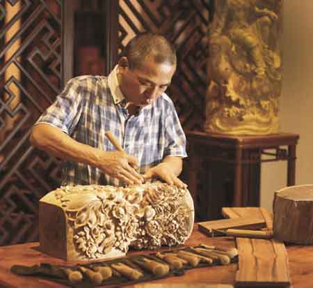 王士豐紅木：醉心精雕，極致工藝詮釋新時(shí)代“工匠精神”
